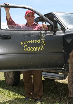 H. Saris bij zijn auto die op kokosnoot loopt - foto: J. Slegr